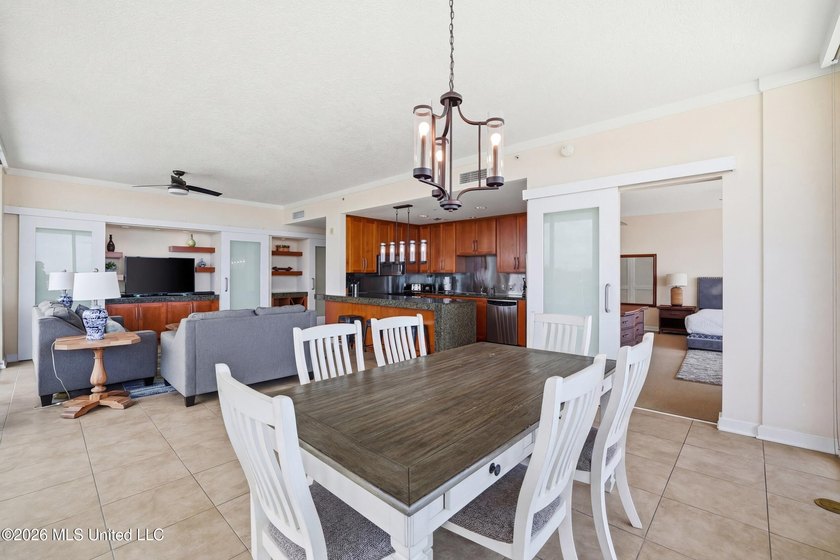 Spectacular front unit with floor to ceiling windows that allow - photo 18