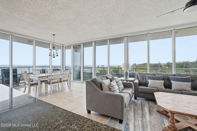 Spectacular front unit with floor to ceiling windows that allow - photo 20
