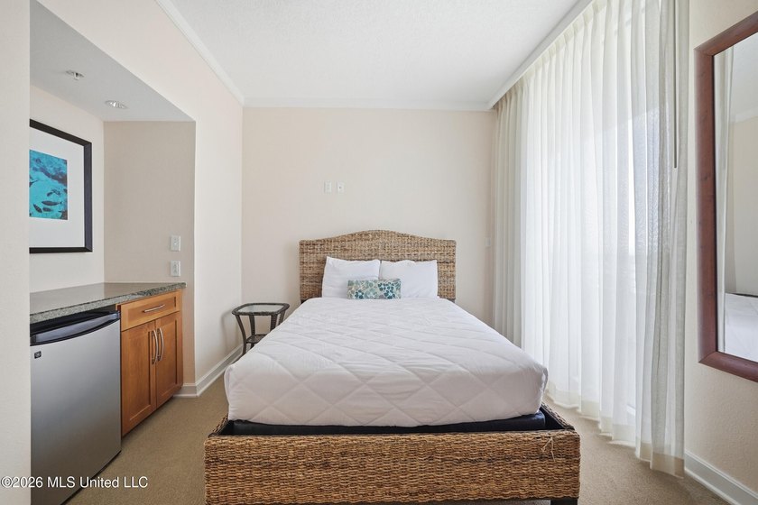 Spectacular front unit with floor to ceiling windows that allow - photo 25