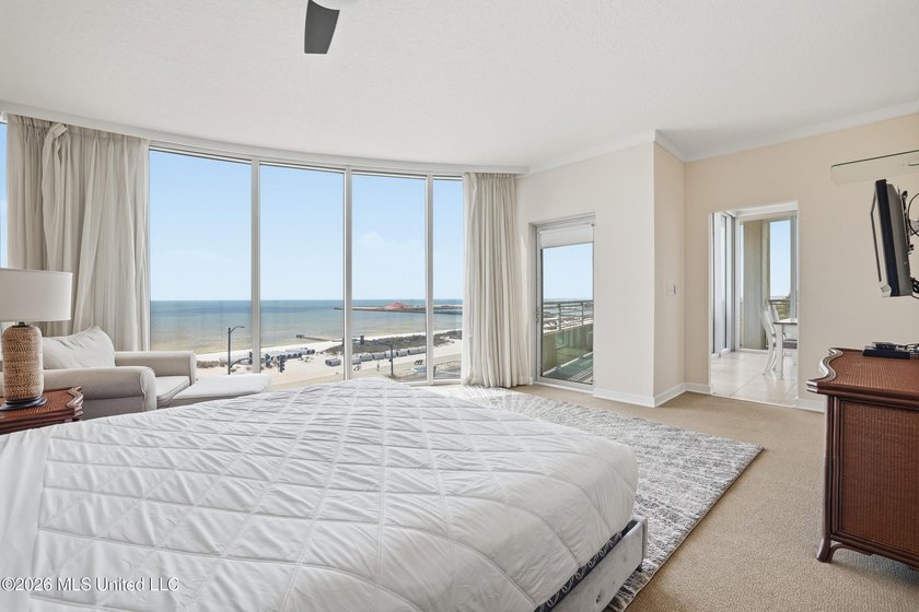 Spectacular front unit with floor to ceiling windows that allow - photo 31