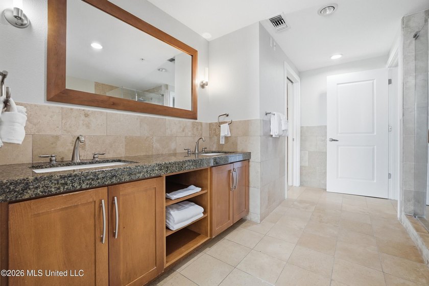 Spectacular front unit with floor to ceiling windows that allow - photo 33