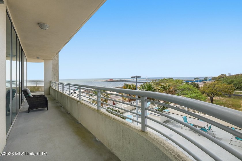 Spectacular front unit with floor to ceiling windows that allow - photo 37