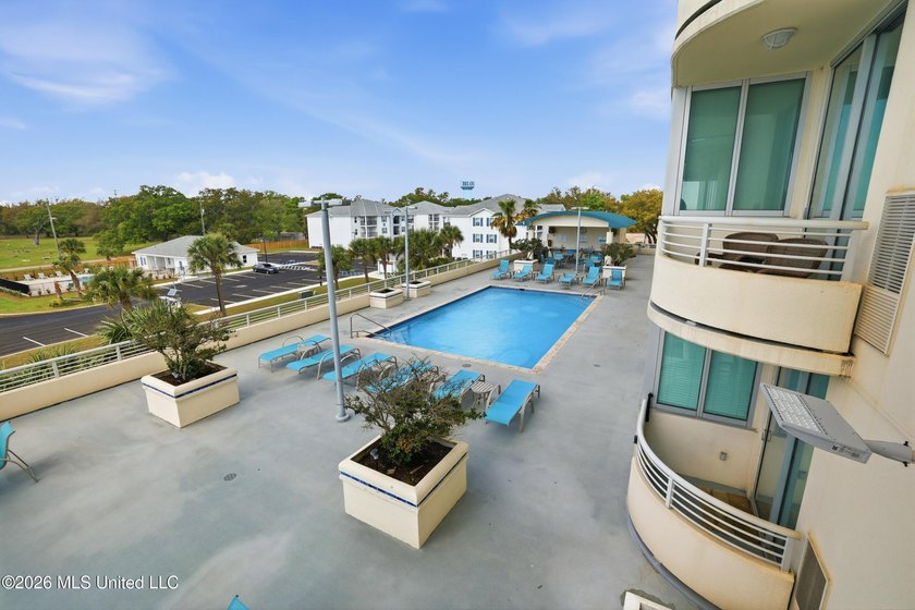Spectacular front unit with floor to ceiling windows that allow - photo 38