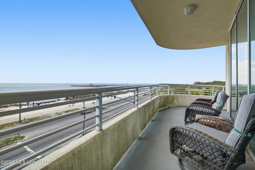 Spectacular front unit with floor to ceiling windows that allow - photo 41