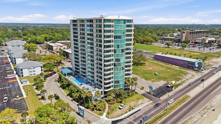 Spectacular front unit with floor to ceiling windows that allow - photo 49