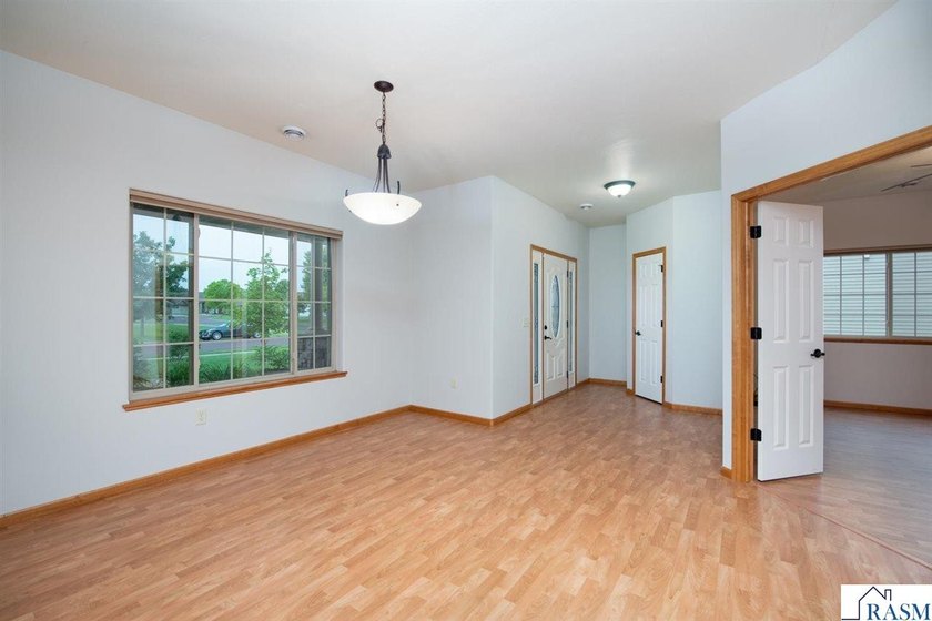 Welcome to this beautiful 3 bedroom, 2 bathroom patio home - photo 3