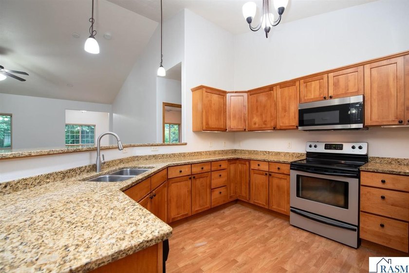 Welcome to this beautiful 3 bedroom, 2 bathroom patio home - photo 6