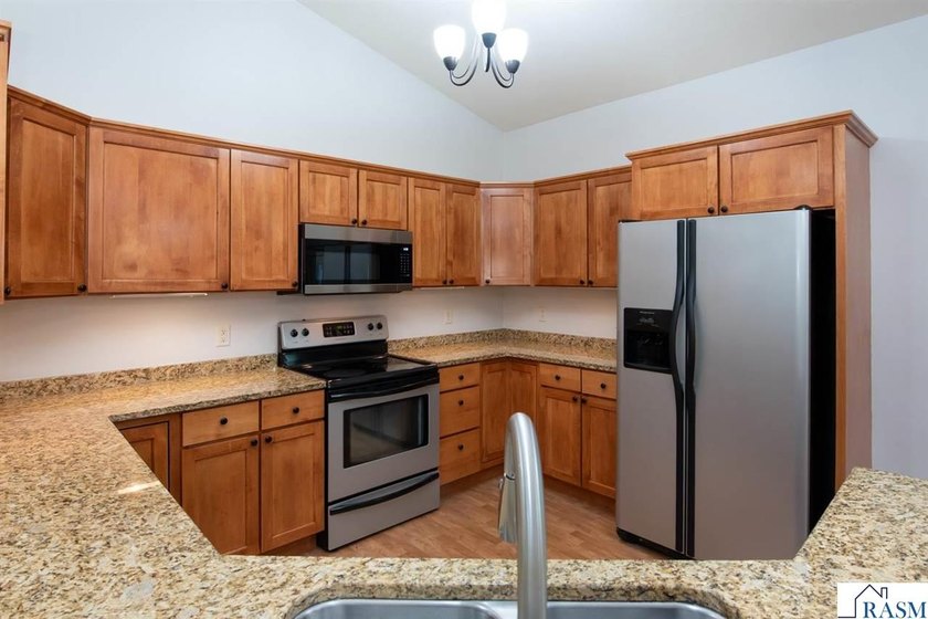 Welcome to this beautiful 3 bedroom, 2 bathroom patio home - photo 8
