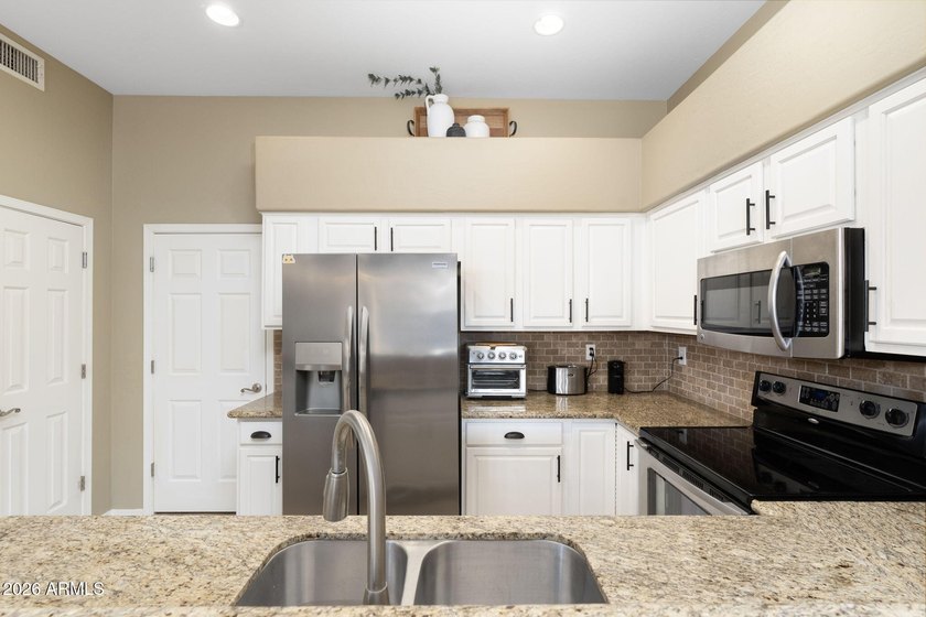 Sophisticated living in the GATED, Arrowhead Enclave community! - photo 9