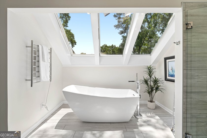 WOW! Welcome home to this fabulous updated 6 bed, 3.5 bath - photo 33