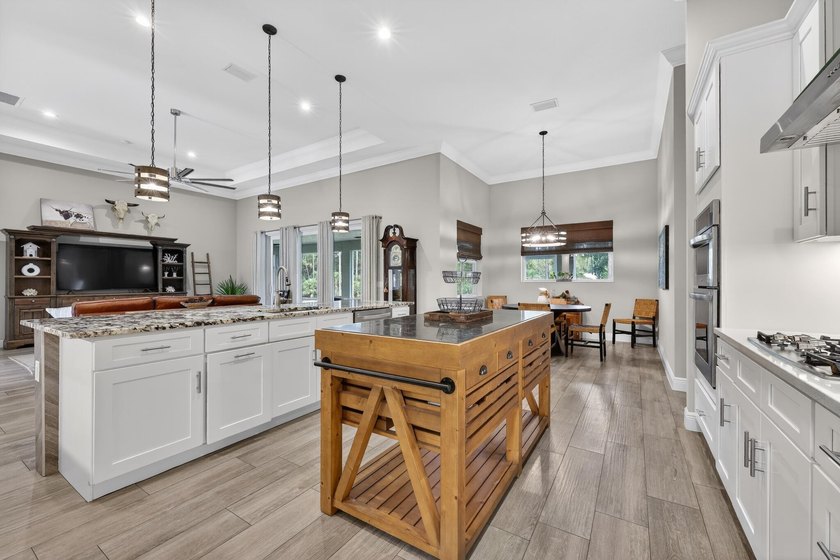 2021-built luxury CBS estate on 2.5 fully fenced acres in - photo 8