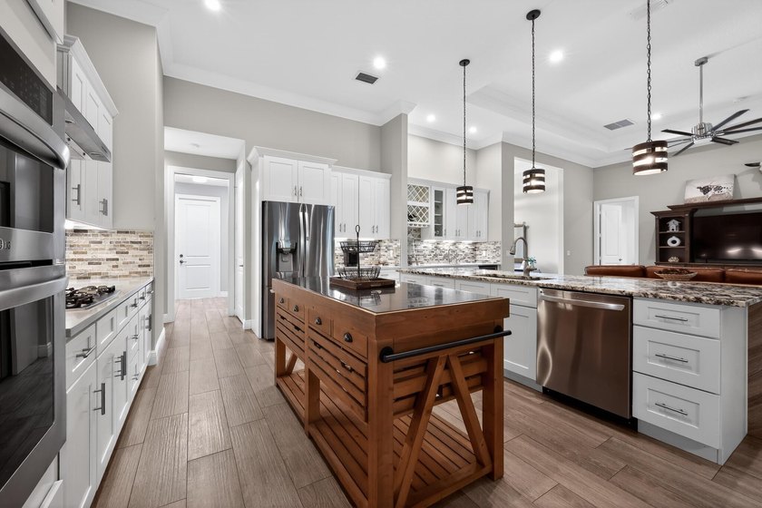 2021-built luxury CBS estate on 2.5 fully fenced acres in - photo 9