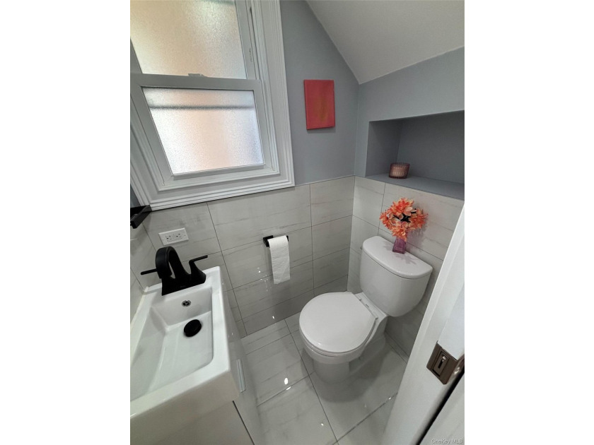 Welcome to this fully renovated 3 bedroom, 2 1/2 bathroom - photo 11