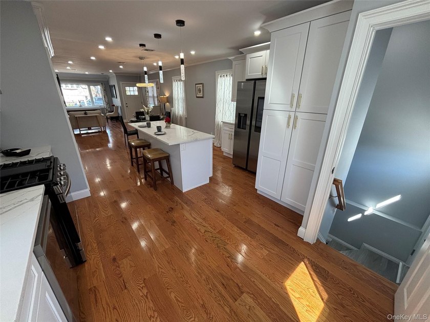 Welcome to this fully renovated 3 bedroom, 2 1/2 bathroom - photo 12
