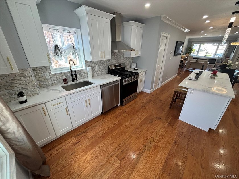 Welcome to this fully renovated 3 bedroom, 2 1/2 bathroom - photo 13