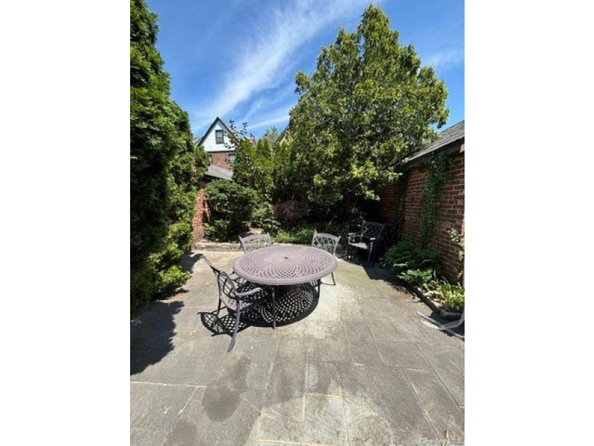 Welcome to this beautiful, detached Tudor styled home situated - photo 14