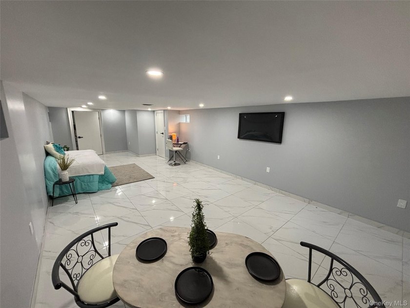 Welcome to this fully renovated 3 bedroom, 2 1/2 bathroom - photo 14