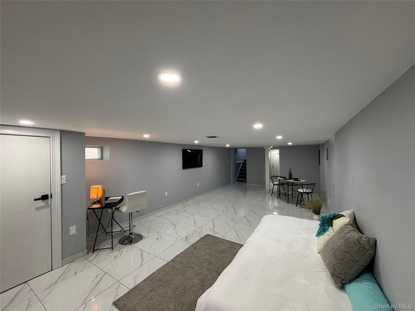 Welcome to this fully renovated 3 bedroom, 2 1/2 bathroom - photo 15