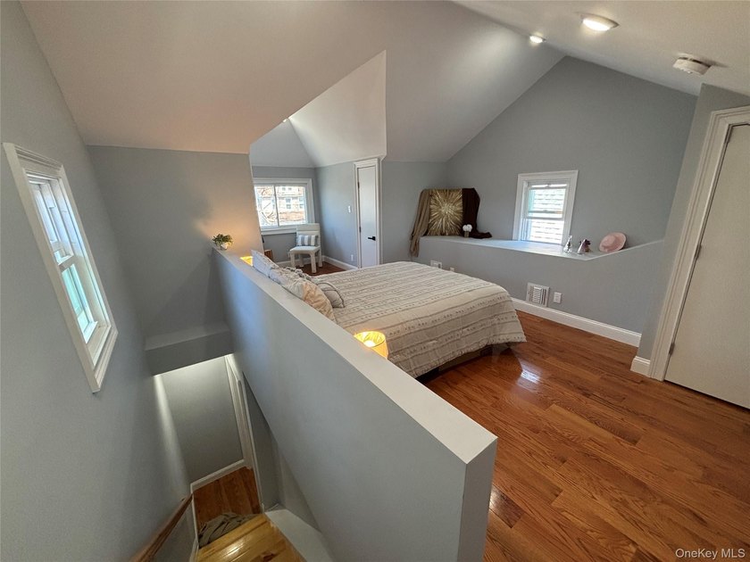 Welcome to this fully renovated 3 bedroom, 2 1/2 bathroom - photo 21