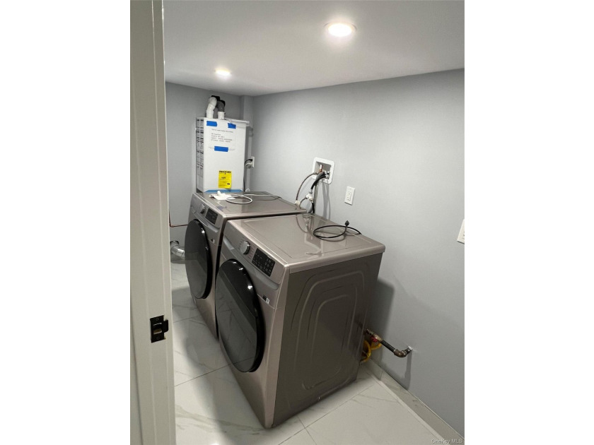 Welcome to this fully renovated 3 bedroom, 2 1/2 bathroom - photo 23