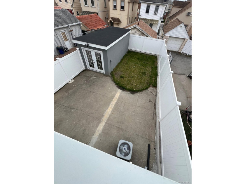 Welcome to this fully renovated 3 bedroom, 2 1/2 bathroom - photo 24