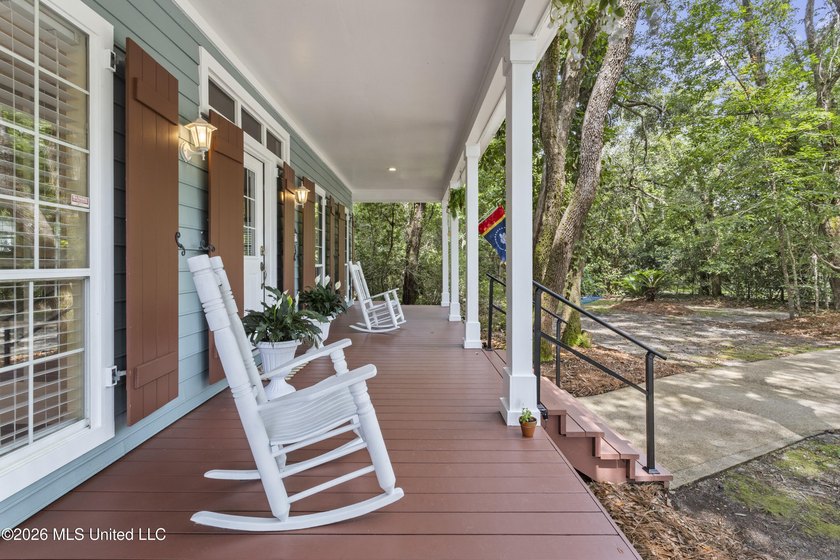 Properties like this with such warmth and character don't come - photo 6