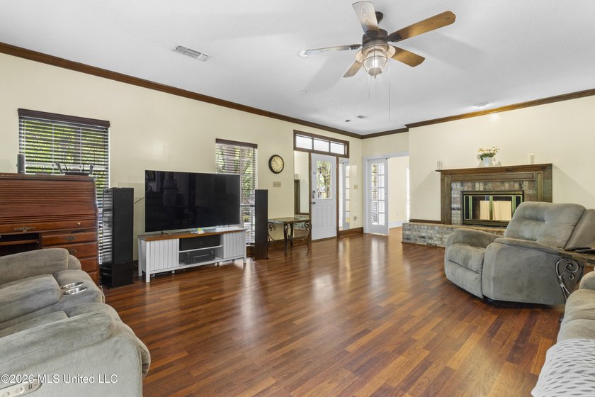 Properties like this with such warmth and character don't come - photo 7