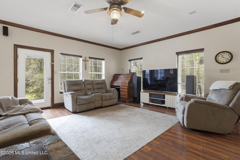 Properties like this with such warmth and character don't come - photo 9