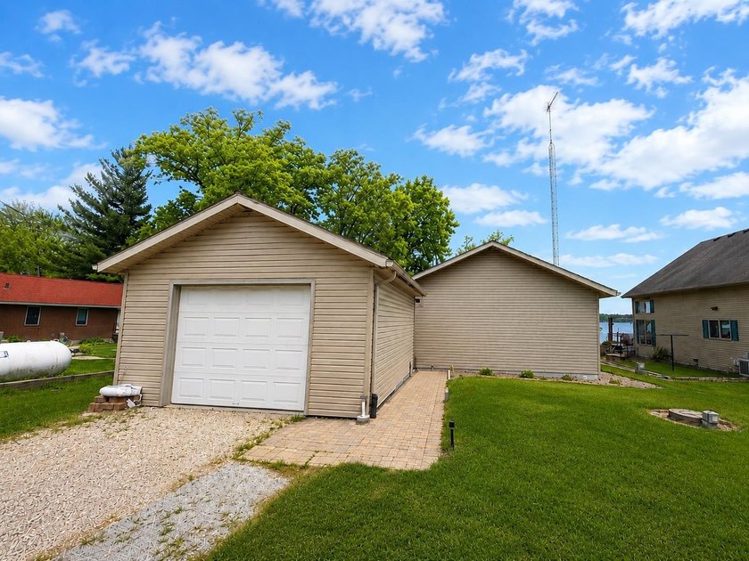 Experience lake life at its finest with this fully furnished 3 - photo 25