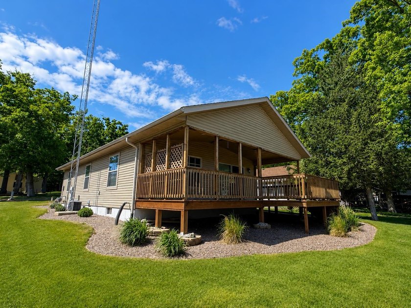 Experience lake life at its finest with this fully furnished 3 - photo 28