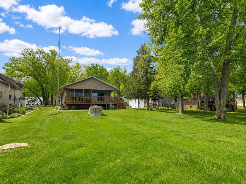 Experience lake life at its finest with this fully furnished 3 - photo 31