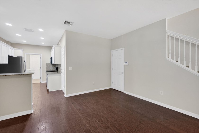 Beautifully updated 3-bedroom, 2.5-bath townhome with a 1-car - photo 8