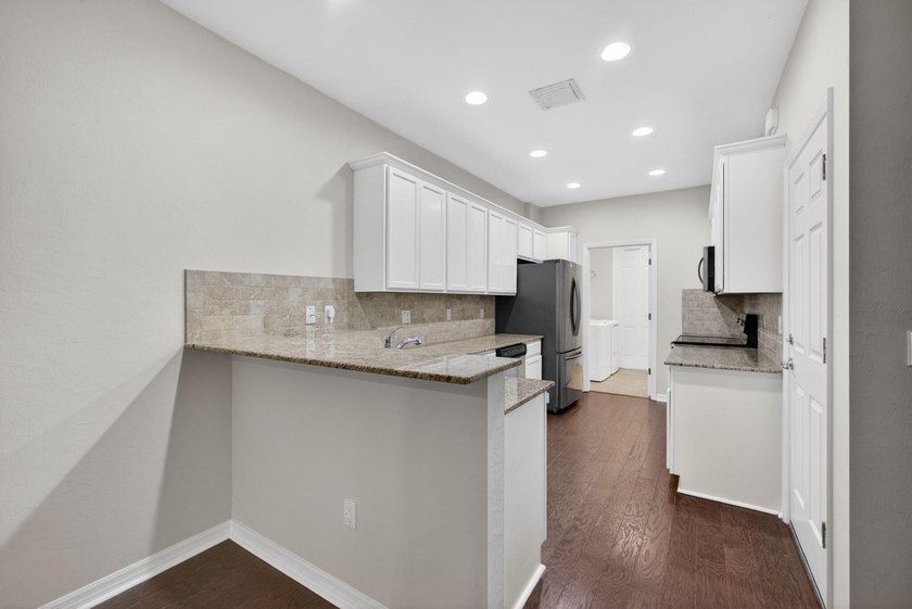 Beautifully updated 3-bedroom, 2.5-bath townhome with a 1-car - photo 9