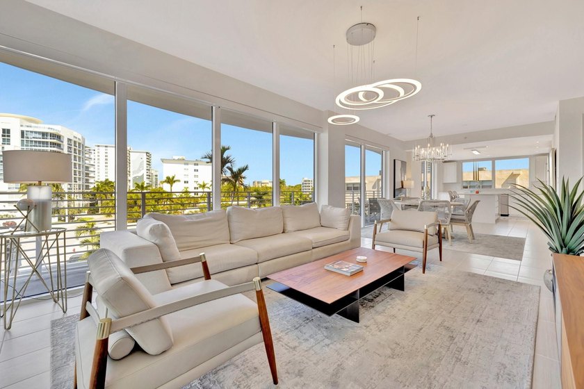 Stunning half-floor 2BR + den just 3 blocks from the sand in the - photo 12