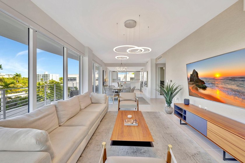 Stunning half-floor 2BR + den just 3 blocks from the sand in the - photo 13