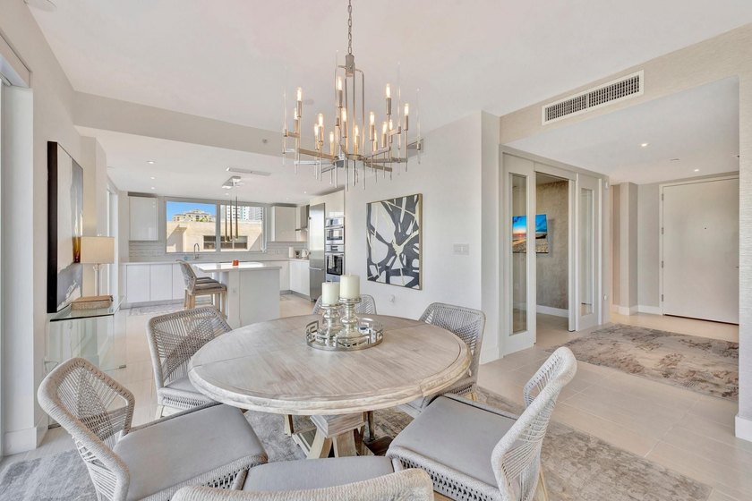 Stunning half-floor 2BR + den just 3 blocks from the sand in the - photo 16