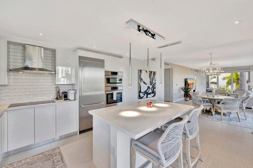 Stunning half-floor 2BR + den just 3 blocks from the sand in the - photo 17