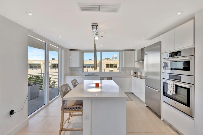 Stunning half-floor 2BR + den just 3 blocks from the sand in the - photo 18