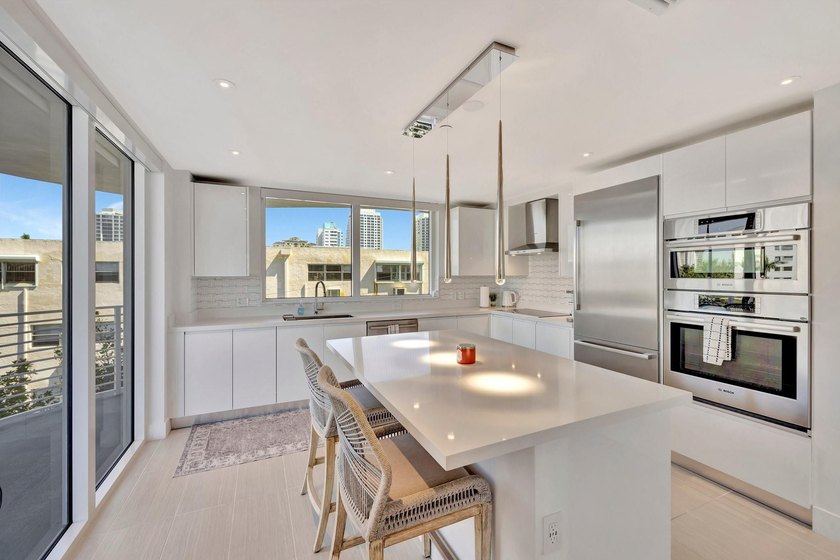 Stunning half-floor 2BR + den just 3 blocks from the sand in the - photo 20