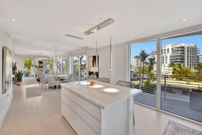 Stunning half-floor 2BR + den just 3 blocks from the sand in the - photo 21