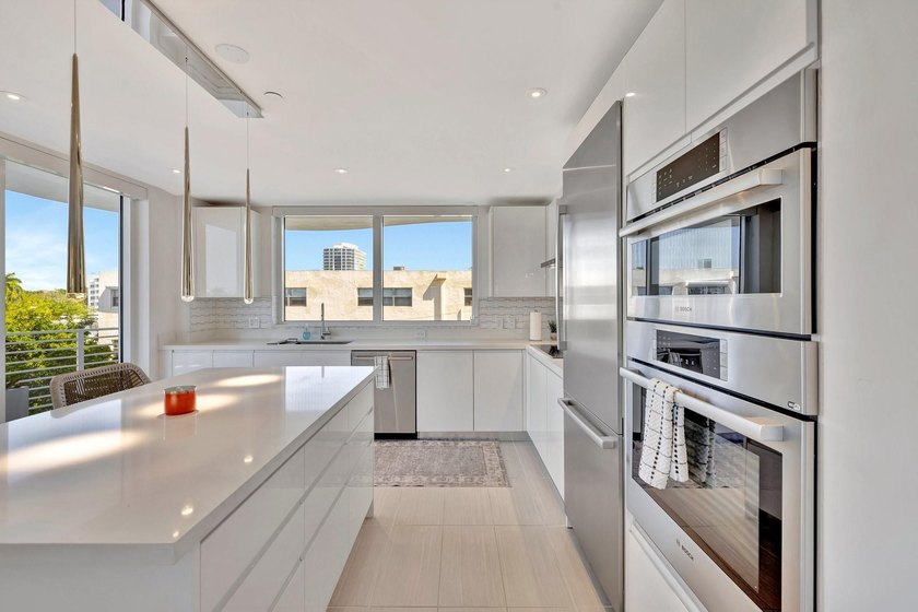Stunning half-floor 2BR + den just 3 blocks from the sand in the - photo 22