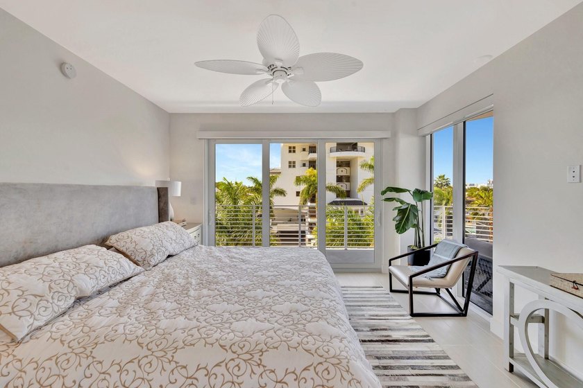 Stunning half-floor 2BR + den just 3 blocks from the sand in the - photo 25