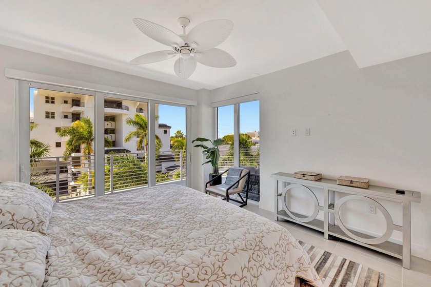 Stunning half-floor 2BR + den just 3 blocks from the sand in the - photo 26