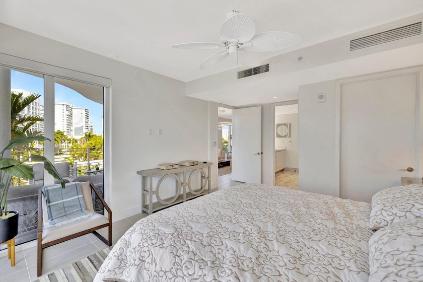 Stunning half-floor 2BR + den just 3 blocks from the sand in the - photo 27