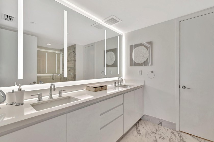 Stunning half-floor 2BR + den just 3 blocks from the sand in the - photo 28