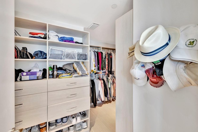 Stunning half-floor 2BR + den just 3 blocks from the sand in the - photo 30