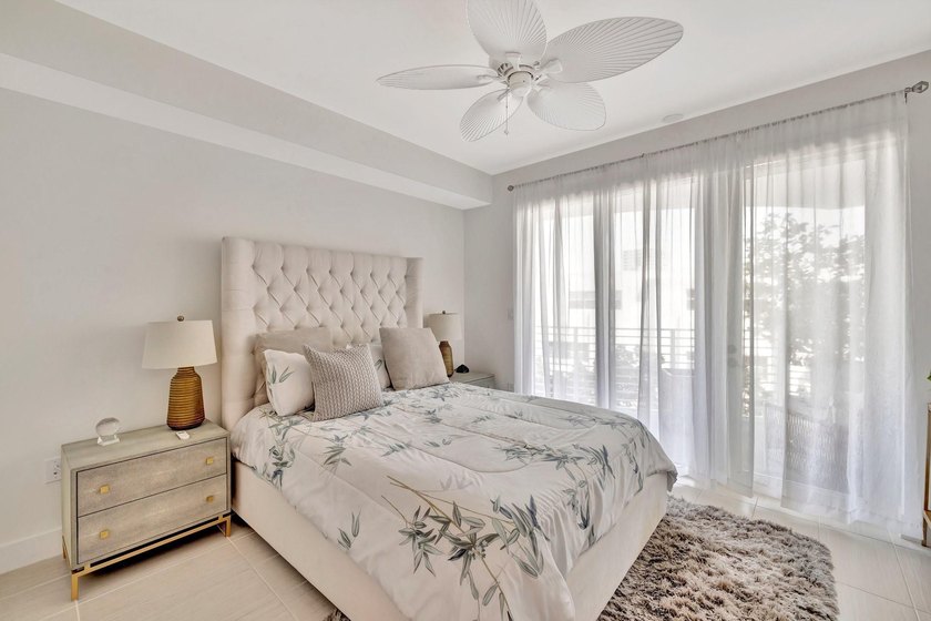 Stunning half-floor 2BR + den just 3 blocks from the sand in the - photo 32