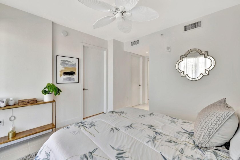 Stunning half-floor 2BR + den just 3 blocks from the sand in the - photo 34