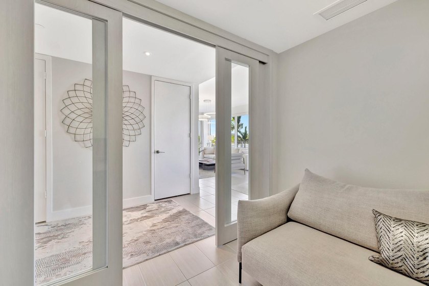 Stunning half-floor 2BR + den just 3 blocks from the sand in the - photo 37
