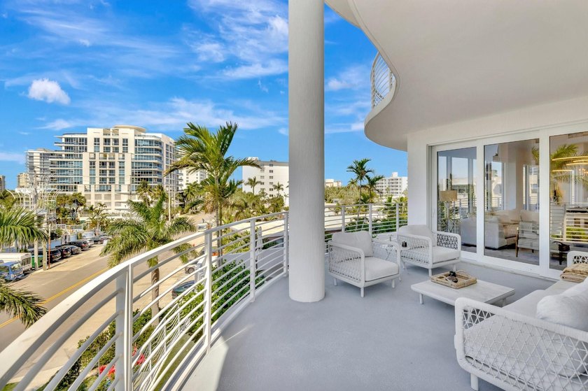 Stunning half-floor 2BR + den just 3 blocks from the sand in the - photo 39